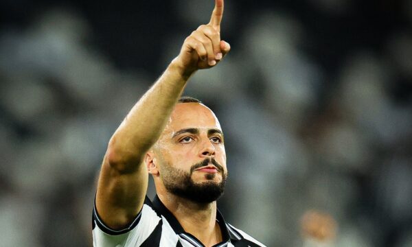 Arthur Cabral é o primeiro jogador expulso pela ‘Lei Vini Jr.’ no Bras