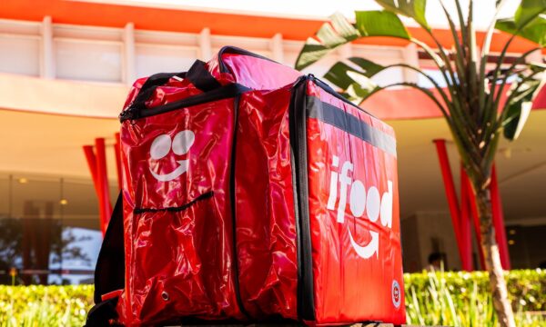 iFood lança programa para entregadores financiarem casa própria; saiba