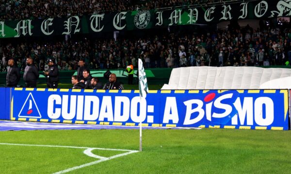 BIS transforma lance viral de jogador do Coritiba em marketing no Couto Pereira