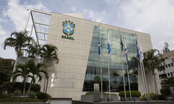 Tempo para cobrar lateral e ‘só capitão fala’: as novas regras da CBF
