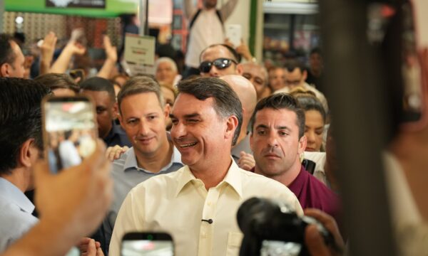 Flávio Bolsonaro diz que Dark Horse é ‘página virada’ e tenta associar caso Master a Lula