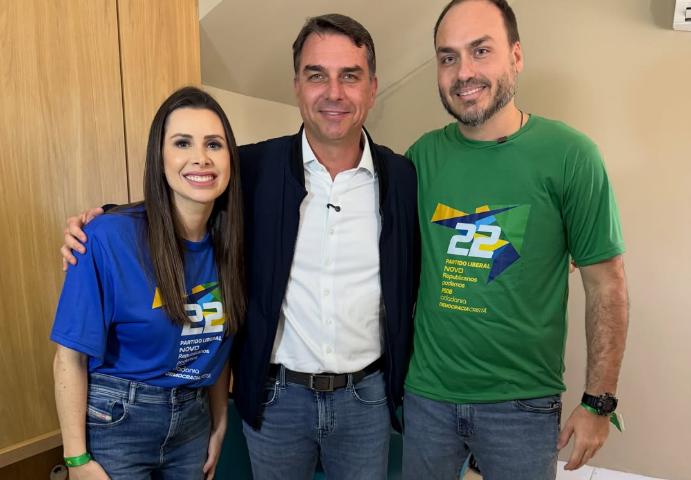 PL oficializa Carlos Bolsonaro e Carol De Toni como candidatos em Sant