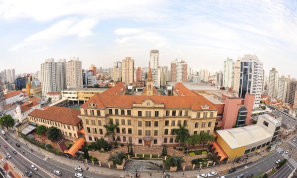 Dona do colégio mais antigo de São Paulo fatura R$ 2,2 bilhões e não v
