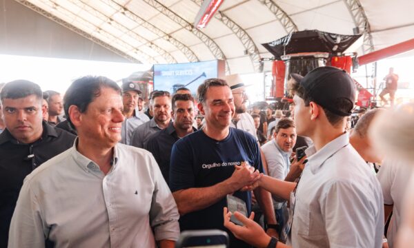 Republicanos de Tarcísio declara neutralidade e isola Flávio Bolsonaro