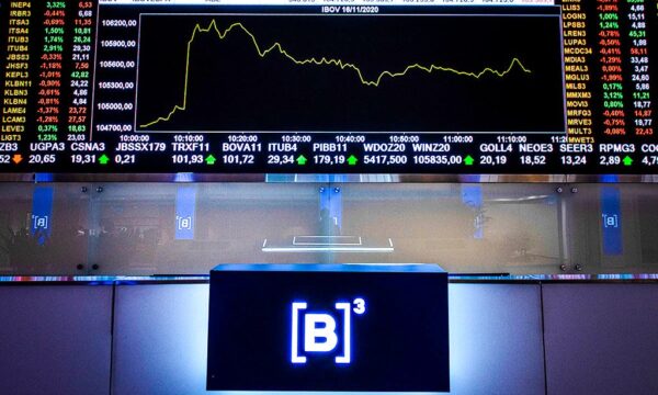 Ibovespa fecha a 10ª sessão em queda consecutiva, mas Petrobras limita