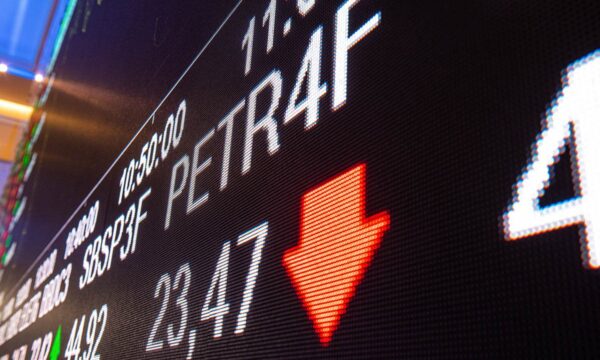 Ibovespa fecha 9ª sessão em queda e acumula perda de 3,2% na semana; d