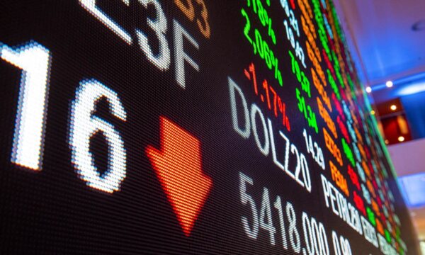 Ibovespa tem leve queda e dólar sobe com saída de estrangeiros e risco