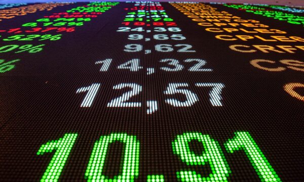 Ibovespa rompe ciclo de 11 quedas e fecha em alta de quase 1%