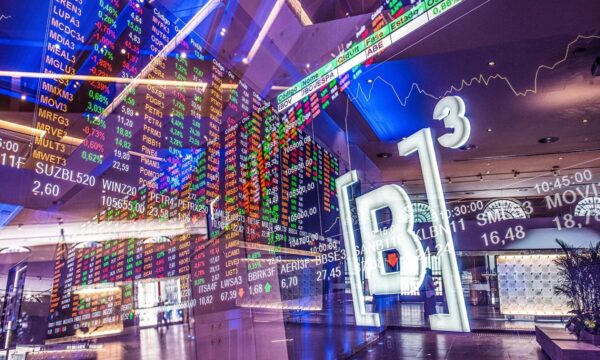 Bancos e Petrobras pressionam e Ibovespa fecha quase estável; dólar va
