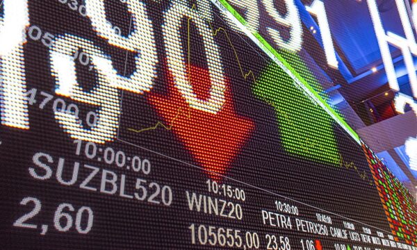 Ibovespa vira para alta com Petrobras e caminha para 7ª sessão de ganhos