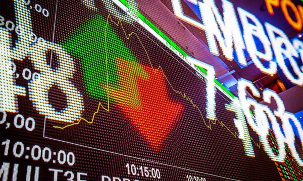 Ibovespa cai pela 11ª sessão seguida com pressão de juros