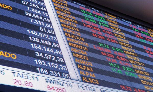Ibovespa testa os 175 mil pontos; dólar vai a R$ 5,16