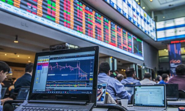 Ibovespa cai com ações de peso, enquanto Nvidia impulsiona tecnologia