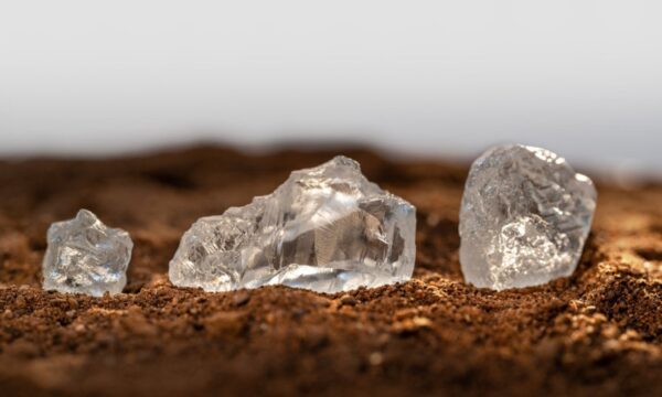 A brilhante disputa entre diamantes naturais e sintéticos
