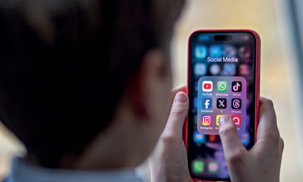 Austrália amplia cobrança para big techs pagarem por notícias