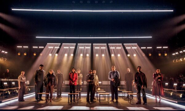 ‘Vindos de Longe’ faz Broadway à brasileira e lota salas em São Paulo