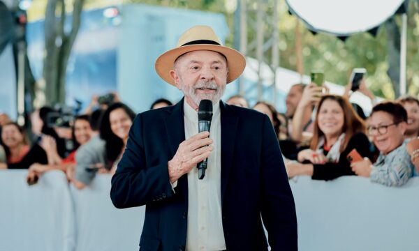 Lula visita navio da Petrobras após descoberta de petróleo no Amapá