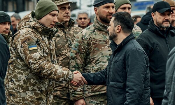 Defesa sob pressão: Zelensky troca comando da guerra para enfrentar av