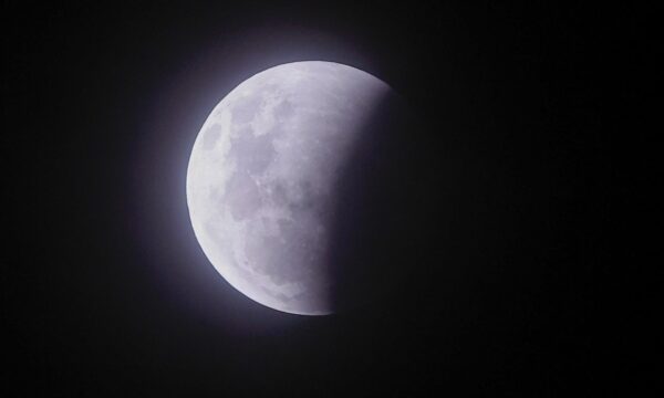 China testa comunicação a laser entre Terra e Lua e transmite imagem 8K em 12 segundos
