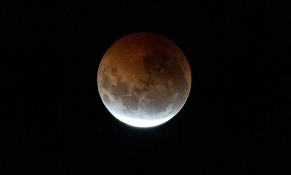 Eclipse lunar parcial é registrado em diferentes partes do mundo; veja