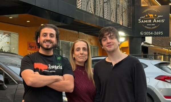 Aos 16 anos, ele assumiu o restaurante do pai. Hoje vende 200 mil esfihas por mês e prepara expansão