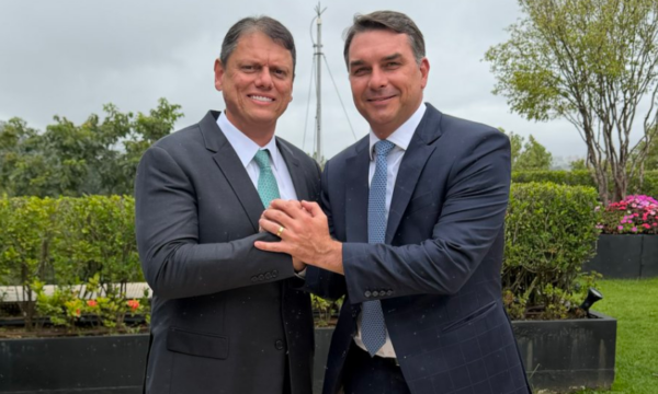 Tarcísio confirma candidatura à reeleição ao lado de Flávio Bolsonaro
