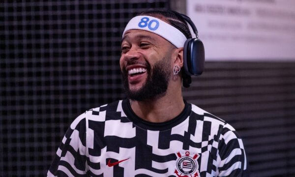 Saudade? Memphis Depay levou Corinthians para suas músicas durante pas