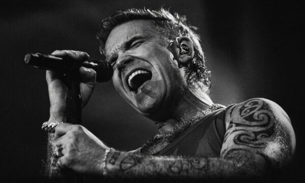 Robbie Williams volta ao Brasil após 20 anos: veja preços e como comprar ingressos
