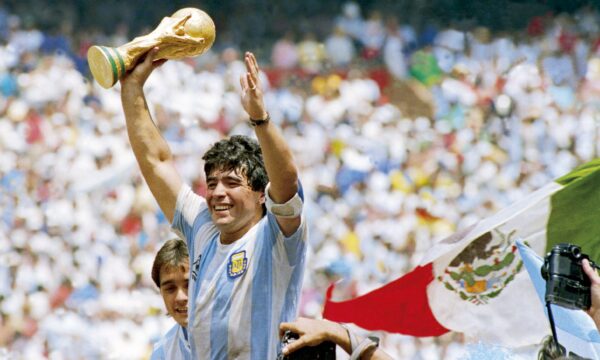 Bola usada por Maradona no gol da ‘Mão de Deus’ é vendida por R$ 17,5
