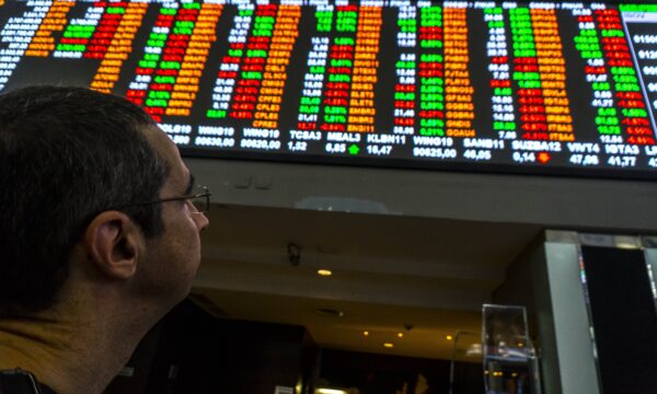 Ibovespa despenca 2,5% e dólar salta 1% com cenário eleitoral e alerta
