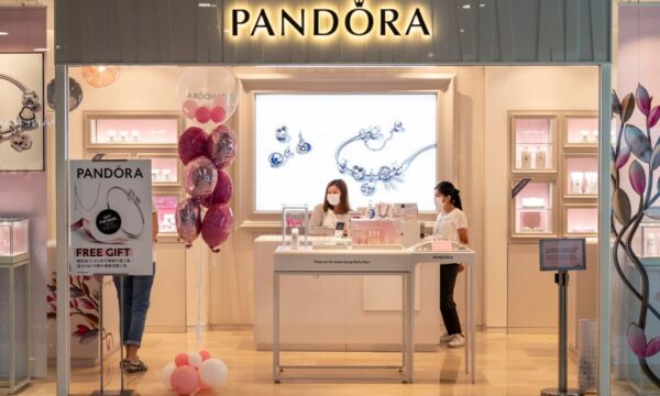Por que a Pandora troca prata por platina mesmo após o preço do metal