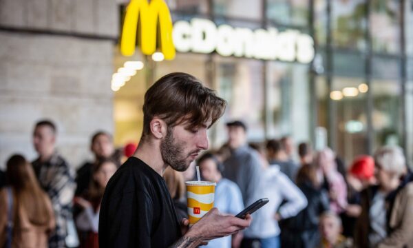 McDonald’s sobe após lucro superar expectativas e troca de CEO nos EUA