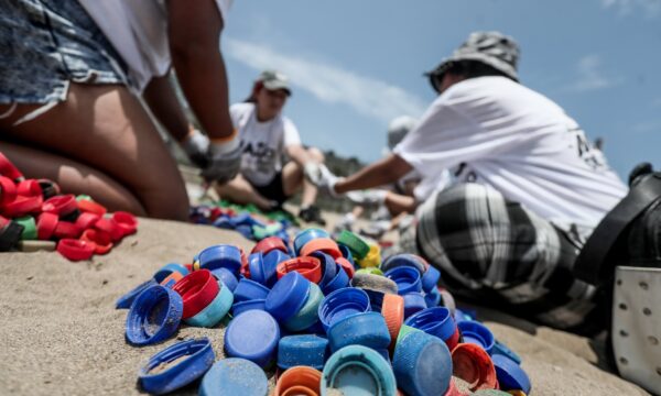 Plástico que polui praias revela desafio da transição energética a partir da Amazônia
