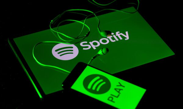 Spotify vai separar artistas humanos de personas criadas por inteligên