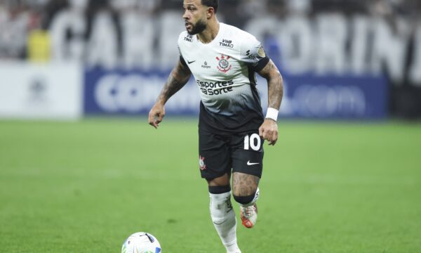 Memphis Depay fica no Corinthians e renova contrato até 2028