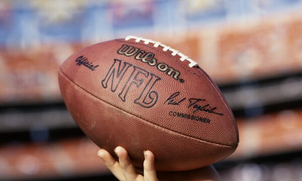 Como um astro da NFL ganhou um prêmio de melhor jogador e foi parar na