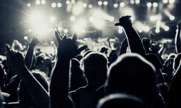 Fãs de heavy metal suportam mais dor? Estudo revela efeito inesperado
