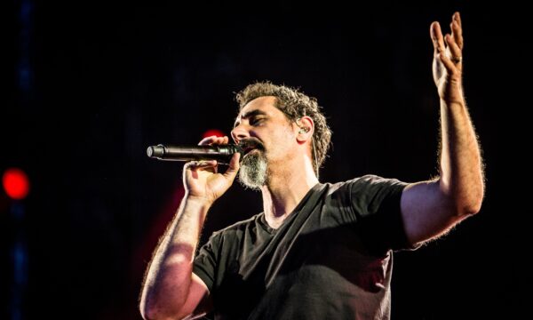 Serj Tankian, vocalista do System of a Down, diz que baterista se arrependeu de votar em Trump