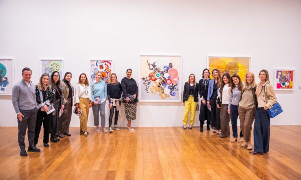 Ex-alunos da Saint Paul visitam gravuras de Beatriz Milhazes com a Bvlgari