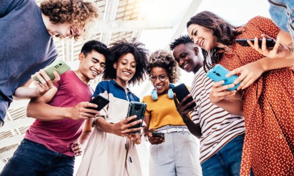 Jovem entra encantado e desanima em 2 meses: estudo expõe o problema r