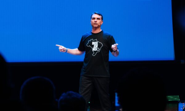 Entre crises e isolamento, Flávio Bolsonaro chega competitivo ao início da campanha