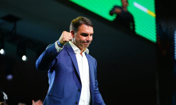 Flávio Bolsonaro aparece filiado ao Missão em sistema do TSE; fraude impede registro da candidatura