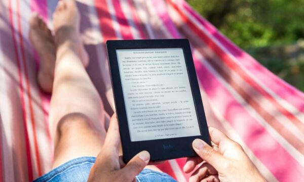 ‘Encha Seu Kindle’: confira 10 livros de romance em promoção na Amazon