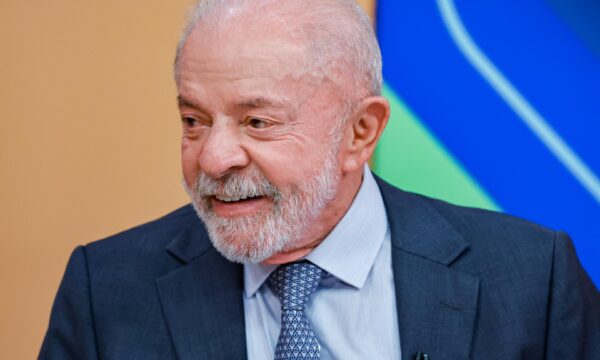 Lula promete zerar fila de espera do INSS