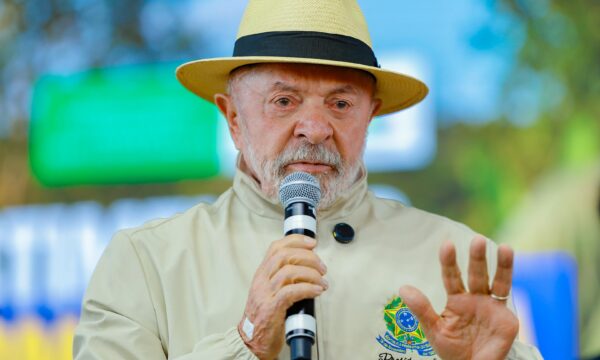 Lula defende que brasileiros comprem ‘no limite do que podem pagar’