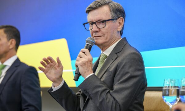‘Fim da escala 6×1 pode elevar custo do varejo em pelo menos 20%’, diz