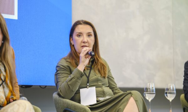 Flávio Bolsonaro fará ‘tesouraço’ em impostos e burocracia se for eleito, diz Daniella Marques