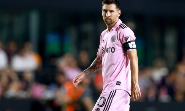Messi é multado após dar tapa em adversário durante jogo; veja vídeo