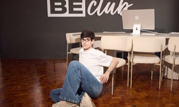 Aos 25 anos, ele vai faturar R$ 25 milhões ensinando marcas a falar com a geração Z