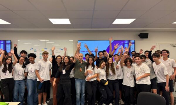 Com apenas uma impressora 3D, alunos dessa escola aprenderam a gerir u